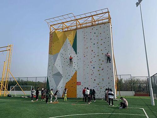 学校攀岩墙